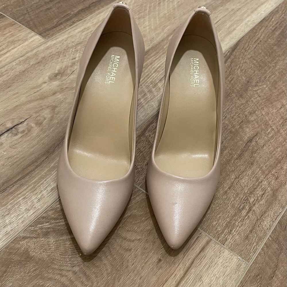 Michael Kors Tan Pumps